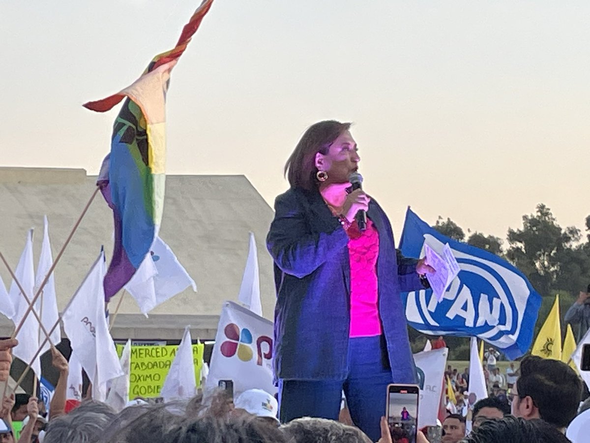 ferbelaunzaran's tweet photo. Cada vez veo mejor a @XochitlGalvez: entusiasta, esperanzadora, filosa, empática y contundente.

Propone una policía bien pagada, combatir el crimen, regresar el Seguro Popular, tratar el 100% del agua y recuperar la de lluvia, acabar con la inmensa corrupción obradorista que @Claudiashein.

Ya entiendo por qué la desesperación de los pejistas está llegando a la locura.

#MxSinMiedo