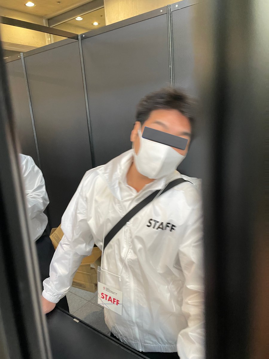 dddict0407's tweet photo. マジで頭にくる。
ようやく受付まで辿り着いてスタッフ誘導のもと、ここでバーコード読み込みしようとしたら、こいつ突然乗り出してきて、「何回目だ？さっきも受付しましたよね？」と捲し立てて罵声浴びせてきた。初対面でいきなりキレられた。

いやいや、今来たばかりだし、なんならスタッフさんに案内されてここに来たんだがと伝えても、「いや、さっき受付しましたよね！」と…

改めて否定したら、
「そういう人が多いから言っている!」
と詫びることなくずっと怒り口調。

流石に謝罪を要求。

案内してくれた運営スタッフが来てくれて
無実を証明してくれて、受付の対応・発言が不味かったと��ってくれて受付はできたけど
失礼すぎる。入場前から胸糞悪い。

やってそうな目をしてるから隠しとくけど
この雰囲気の受付は避けたほうがいい。