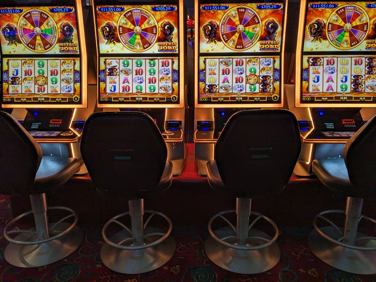 THCasinoSlot's tweet image. I've never won on the Buffalo Gold Revolution, but it's one of my favorites. I hope to experience a round with all Buffalo symbols from the start someday.

#CasinoSlots #SlotMachine #BuffaloGold #SlotWins