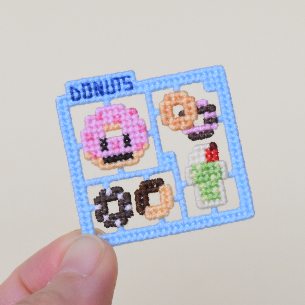 ハンバーガーとドーナツプラモを作りました。ポテトの箱は少し膨らんでます。クリームソーダは色のバランスのために採用しましたが、かわいいし満足です。 #クロスステッチ #ビニールキャンバス