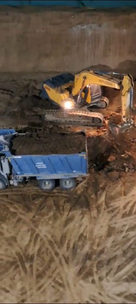 3/5: This is being carried out by Champa Devi Jaipuria Charitable Trust for excavating soil at Latitude 28.4289941, Longitude  77.0673695
<a href="/cmohry/">CMO Haryana</a> <a href="/mlkhattar/">Manohar Lal</a> @hspcbS @hspcbN @DC_GURUGRAM <a href="/NGTribunal/">Green Tribunal</a> <a href="/indSupremeCourt/">Supreme Court of India</a> <a href="/moefcc/">MoEF&CC</a>