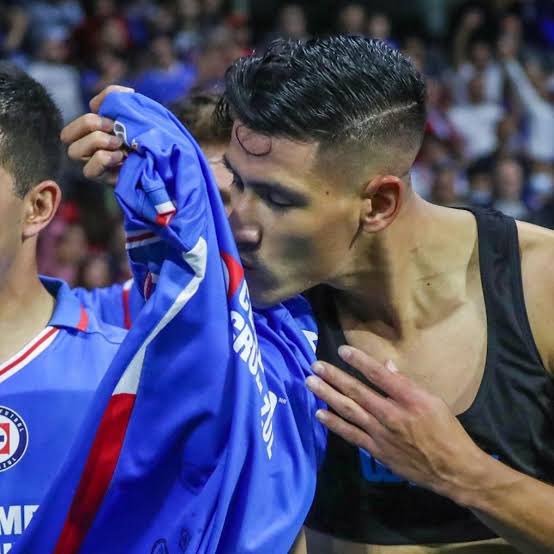 cordova_sports's tweet photo. Qué bonito cruz azul 💙🔥⚽️

No importa si besa el escudo o no, Antuna es un jugadorazo @AntunaUriel . https://t.co/98vtjdxvaN