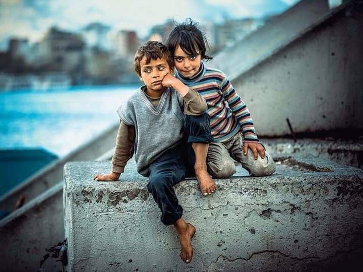 لا عليك يا صديقي فلست الوحيد الذي تعامله الدنيا كأنها زوجة أبيه..👌😉