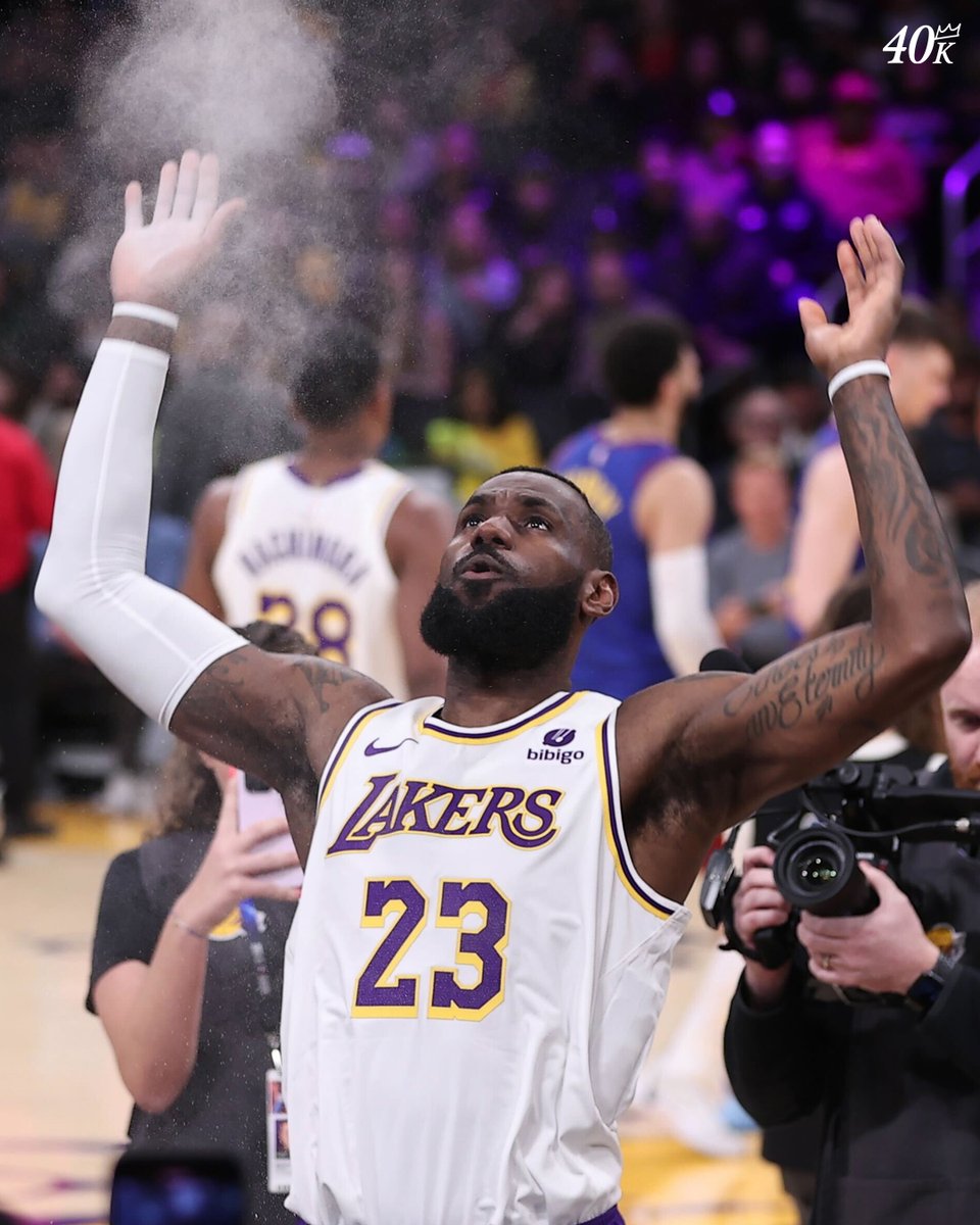 Lakers's tweet photo. Nine points away 👑 https://t.co/4YfZ5Mqevq