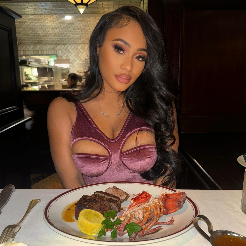 Jojo_VR_Doe's tweet photo. Sometimes the VIPs @VelvetRabbitInc just want the "girlfriend experience" with a pretty woman on their arm to wine and dine and make them feel special. 💋 Love #VIPsaturday https://t.co/9q73A3YVdt