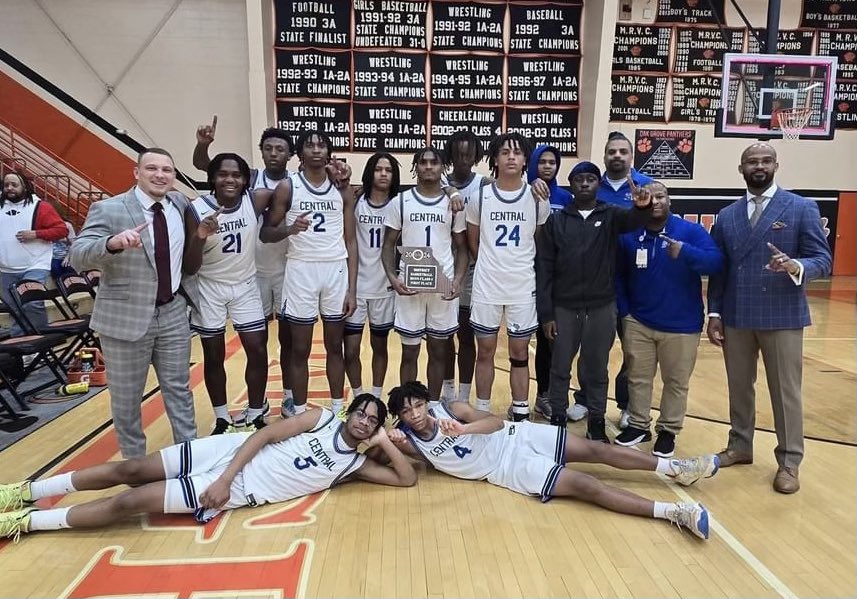 KCPS_CentralHS's tweet photo. 🏀🏆 The champs have arrived! 🗣️ Our boys are now officially District CHAMPIONS! 

🦅TO STATE THEY FLY🦅
@kcpublicschools https://t.co/1q6fRxXmeu