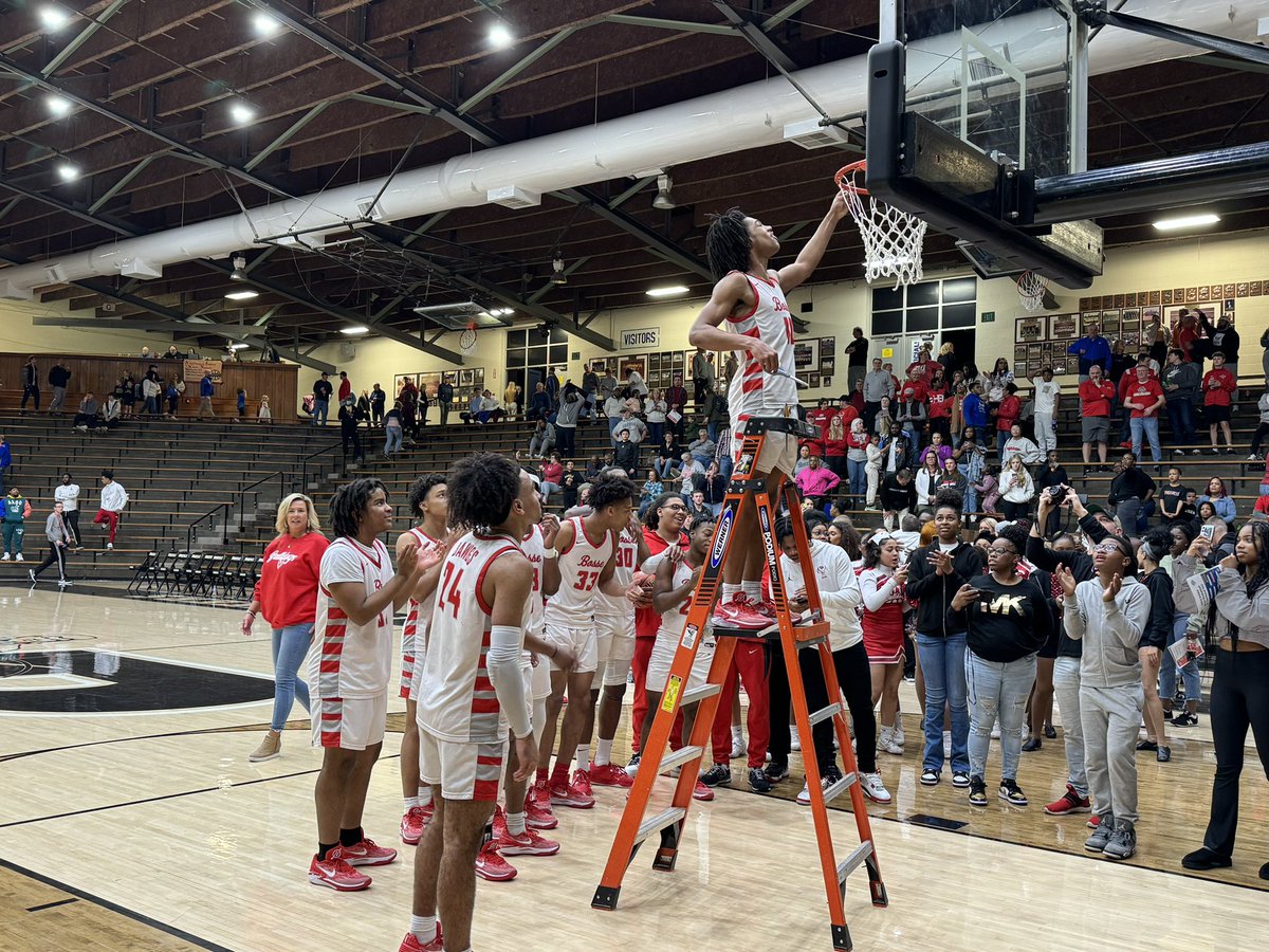 BosseHighSchool's tweet photo. SECTIONAL CHAMPS ♥️🐾 #DAWGS https://t.co/qvgLIpoDz4