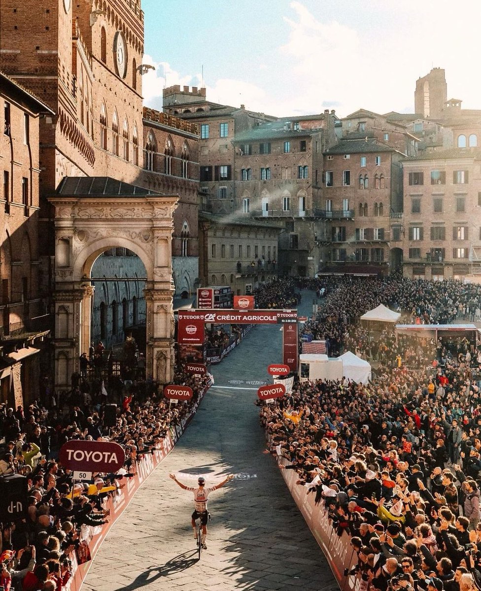 One of the best photographs in the history of Strade Bianche. 🤍

Chapeau Ashley Gruber. 👏🏼 #StradeBianche