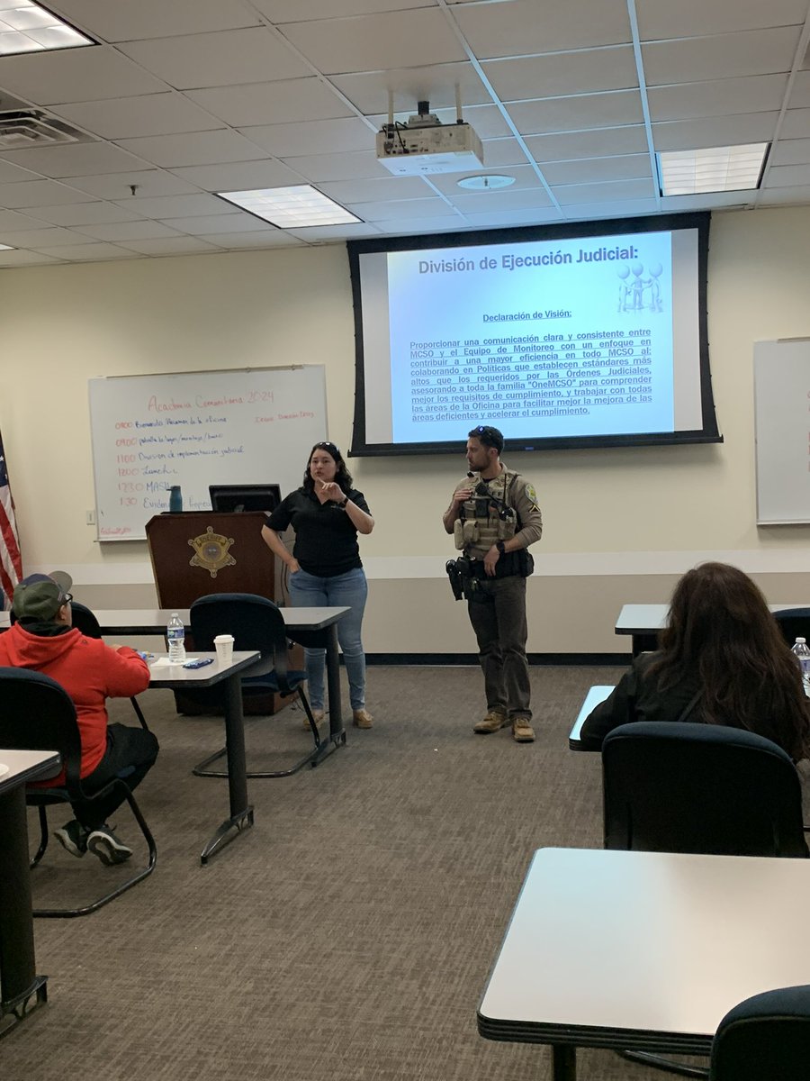mcsoazespanol's tweet photo. Hoy fue el primer día de la academia comunitaria en español. Chief Irby compartió en lo que consiste la oficina y los participantes dieron un tour al edificio de Propiedad y Evidencia y aprendieron sobre nuestra unidad de lagos, caballos, buceo e implementación de la corte. https://t.co/KlJmTrzMxm