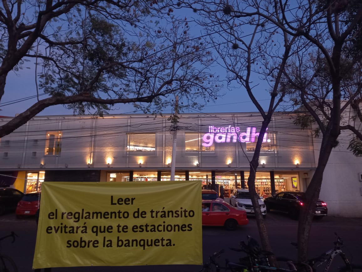 Se manifiestan por obstrucción de banquetas. Activistas ciclistas se manifiestan afuera de una librería, solicitan que dejen de utilizar la banqueta como estacionamiento. Señalan que tienen años que la utilizan de este modo apropiándose del espacio público.