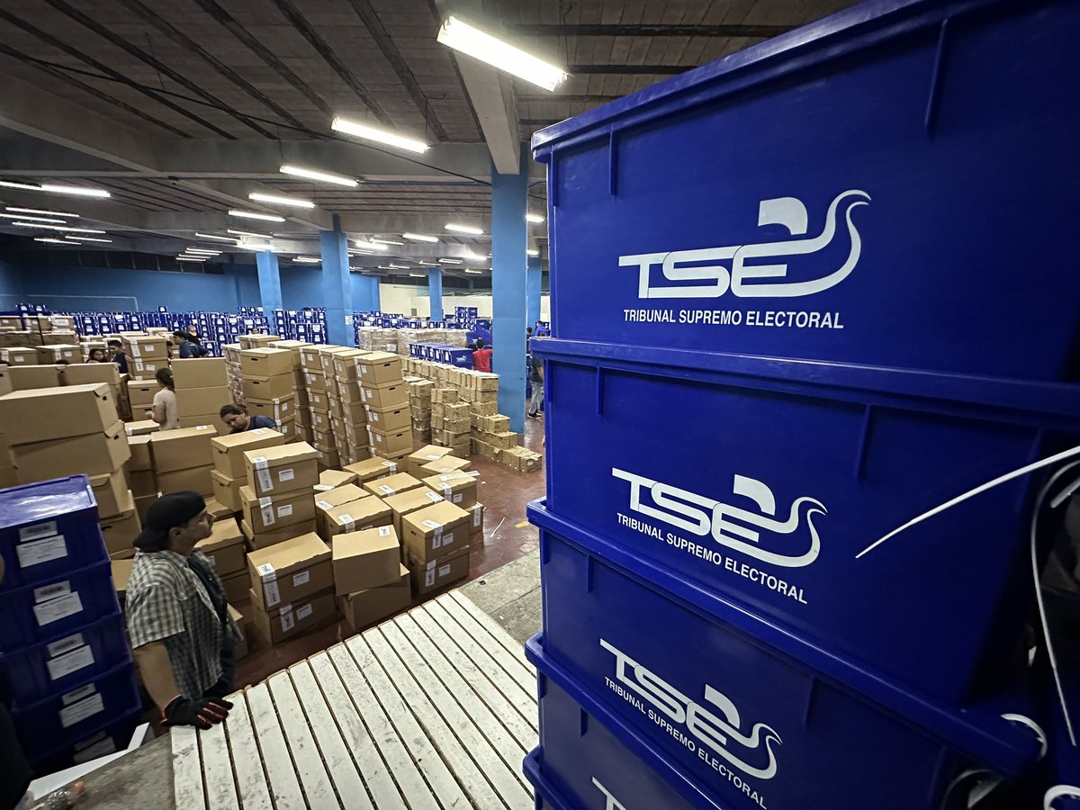 El <a href="/TSEElSalvador/">Tribunal Supremo Electoral 🇸🇻</a> a través de la Unidad de Servicios Informáticos (USI), inició la distribución de los kit tecnológicos hacia los centros de votación, los cuales utilizarán las JRV para la transmisión de las actas de resultados preliminares en las elecciones del 3 de marzo