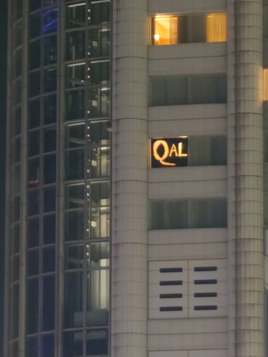 MikofreeuQ's tweet photo. #QAL
東京ドームメモリー
⑮
もう既にご存知だと思いますが！
私もこれを発見した時はミッケ！で見つけたみたいでテンション上がった！！
黒い用紙？布？にQALの文字を切り取り窓に貼ったと思われるその熱意！！ファンの鏡だ！！😭🙌✨✨ https://t.co/lXnuHdzSaM