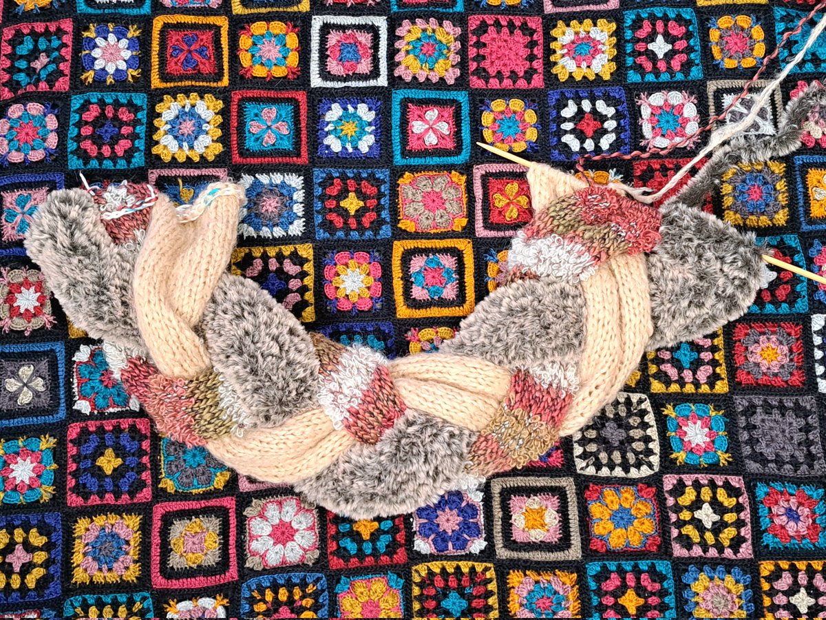 netarou_amuamu's tweet image. メリヤス編地て丸まりたがりさんやで
好きなだけ(&apos;▽&apos;* )ま(&apos;ε&apos;* )る️⭕️まれᕷ*.°とメリヤス編み3本編んで三つ編みにしただけスヌード完成🌱 ᐕ)ﾉ
とーかいちゃん善きﾖｷ (ง˘ω˘)ว ﾖｷ