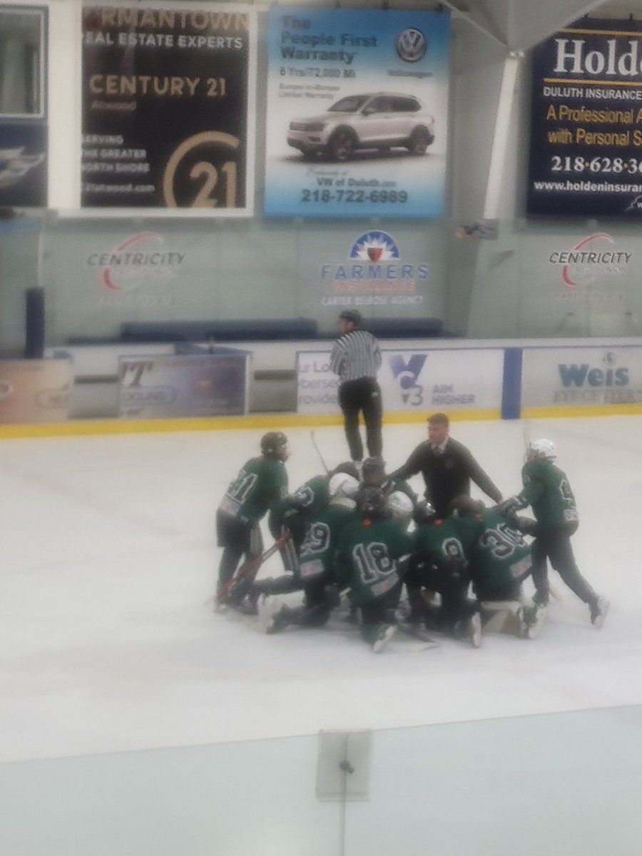 Bantam Bs season come to an end tonight.  Thank you <a href="/a_p_10/">AP</a> and <a href="/austinbalen11/">MTV balen</a> For being tremendous coaches, leaders, mentors for our young men. 👏 
#raisedaRail 💚🤍#railstrong 💪
<a href="/Rails_Hockey/">Proctor Rails Hockey</a>