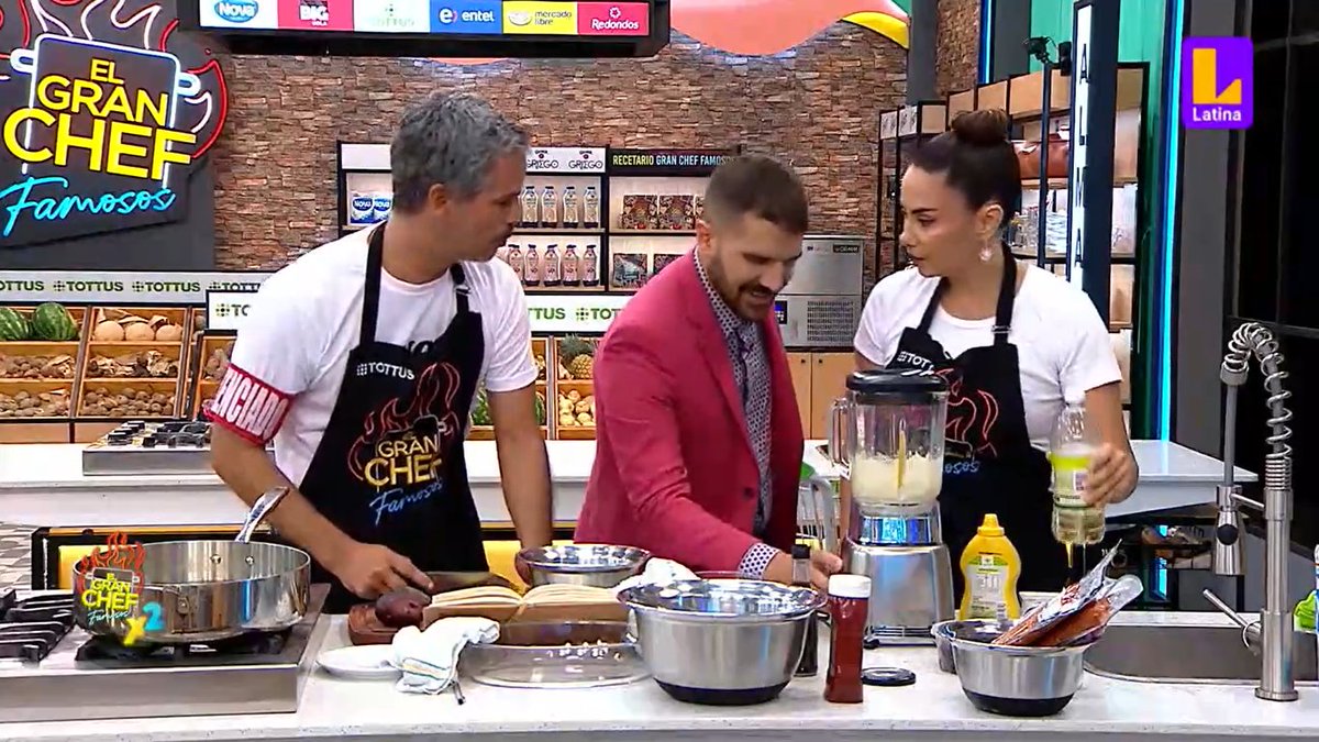 AlexaLovesLarry's tweet photo. "Ya estás ya, ya estás ya, uy se cortó". JAJAJAJAJSJA las caras de Ximena y Pancho #ElGranChefFamososx2 #ElGranChefFamosos https://t.co/xH8z6M51DM
