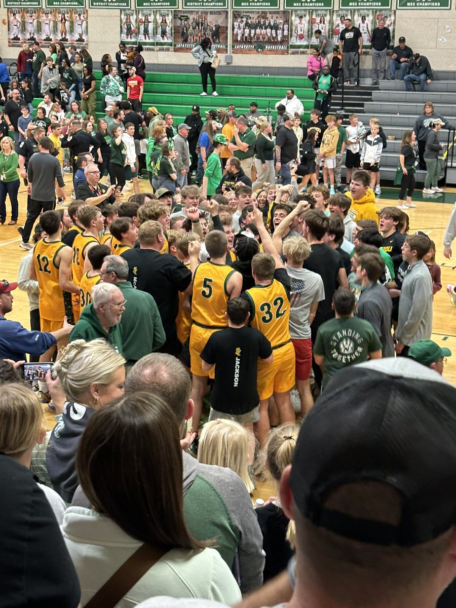 SpoofhoundFoot1's tweet image. Congrats @SpoofhoundBball … District Champs!  Way to bring home the hardware!  #Spoofhoundpride