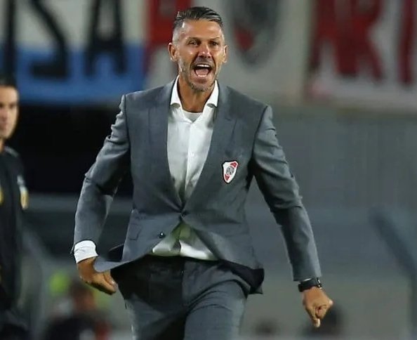 frabigol's tweet photo. - Se metió atras contra Talleres por la Copa de Liga, se lo empataron.
- Sacó a Villagra para meter un lateral y armar una linea de 5.
- Dice saber lo que es el ADN River y no sabe ni el ADN de su hijo
- Mete a David Martinez antes que Mastantuono

#AndateDemichelis https://t.co/xa3VG7P3GR