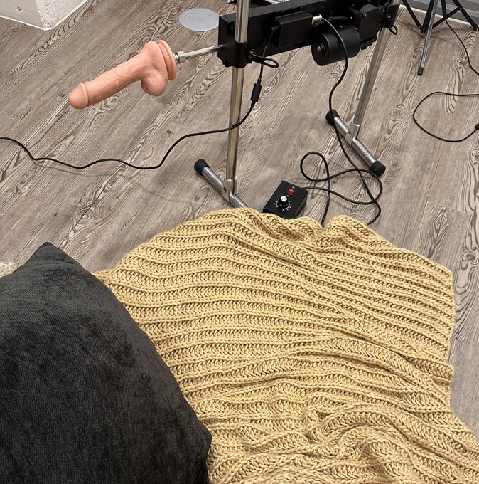 LIVE RN PLAYING WITH MY FUCK MACHINE  https://t.co/odRB9Q9rhw https://t.co/YOdFr0LItq