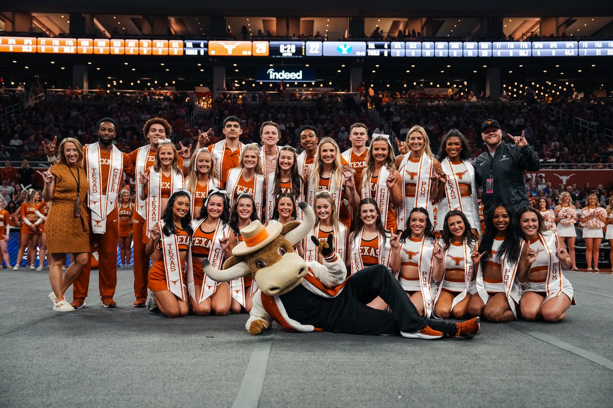 thank you <a href="/UTexasSpirit/">Texas Cheer & Pom</a> seniors 🤘

#HookEm
