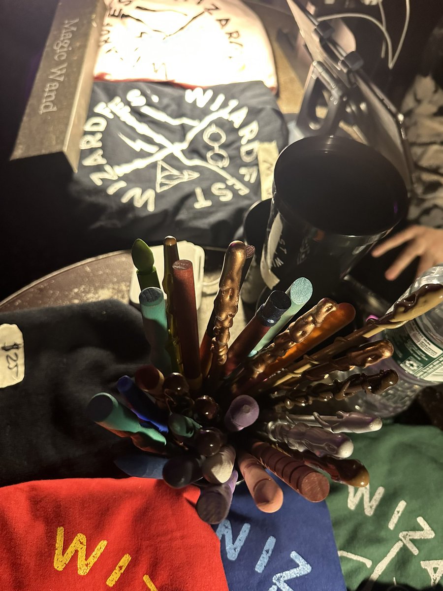 TheQueen_Val's tweet photo. #WeOutside #HarryPotter #WizardFest #NYC #JKRawling 🧙🏽🪄 https://t.co/cyXOJ7Zgyg