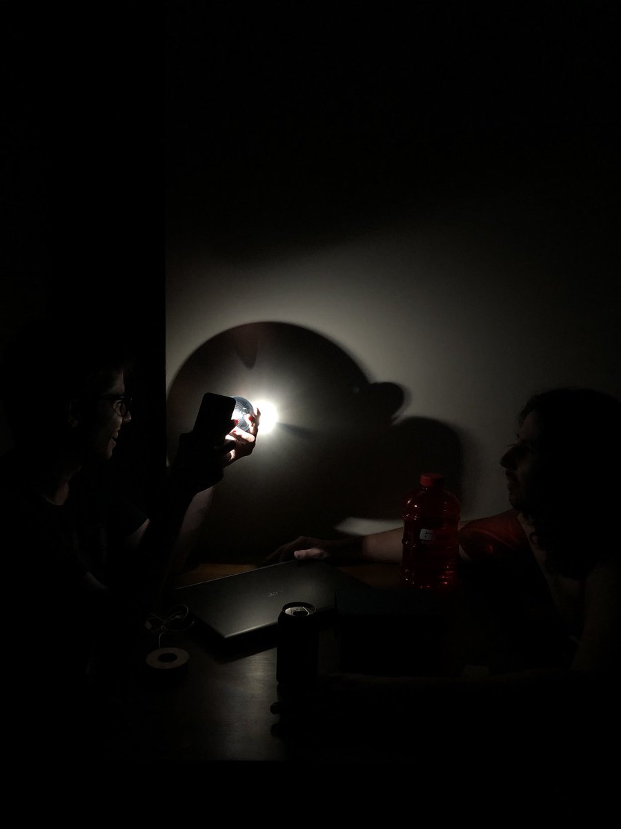 xuumoreira's tweet photo. Uma esfera de vidro, com o sistema solar, uma base com seis leds, uma lanterna de celular e dois físicos e eu nunca mais fui triste https://t.co/J1PS61dir6