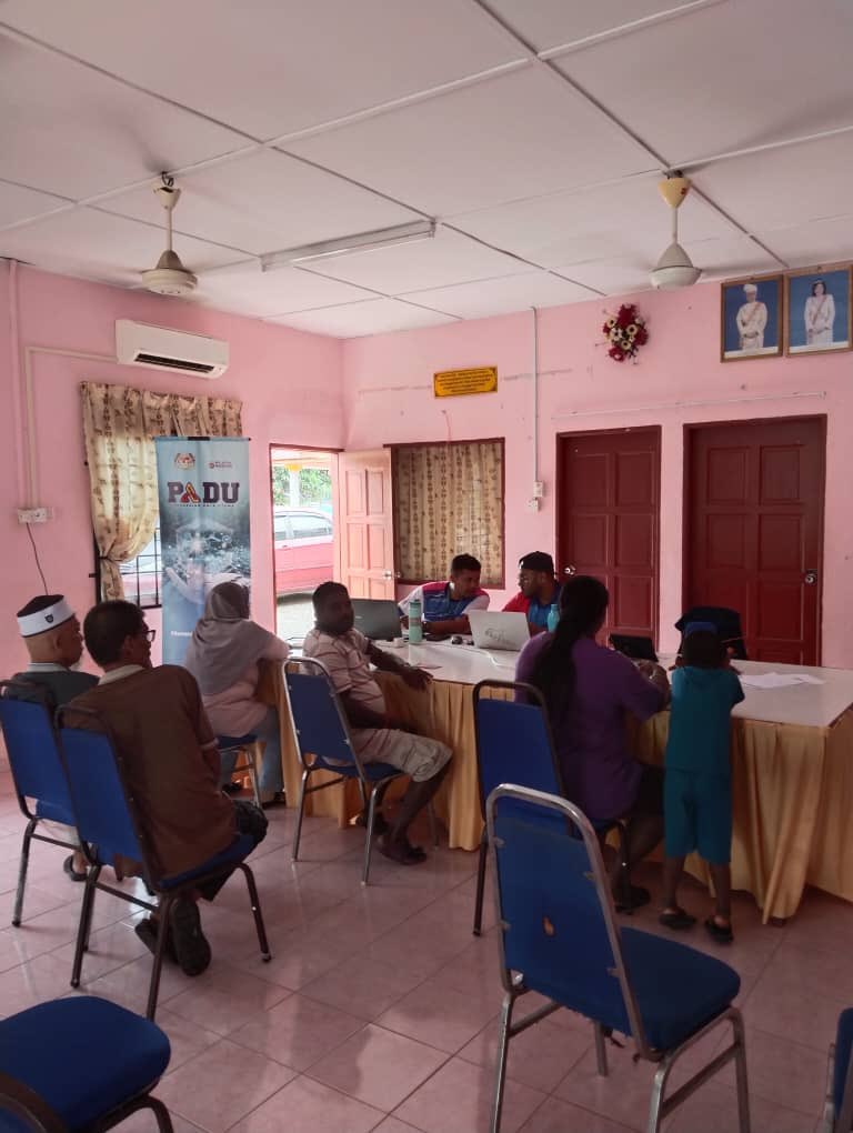 DOSMN9's tweet photo. 3 Mac 2024 (Ahad) | Hari ini pasukan #PADU membuka kaunter di #Repah dan #AirKuning, #Tampin.

Penduduk di sekitar dijemput hadir ke lokasi berikut:
1️⃣ Balairaya Parit Buloh, Air Kuning Selatan, Gemencheh
2️⃣ Balairaya Kampung Repah

Jangan lupa bawa bersama: 
✅Telefon bimbit
✅Kad pengenalan 
✅Salinan akaun bank
✅Salinan kad pengenalan semua ahli isi rumah

Sentiasa ikuti kami di DOSM Negeri Sembilan untuk mengetahui Kaunter Fizikal Terkini yang dibuka. Anda juga masih boleh mendaftar dan mengemaskini profil anda secara online di portal PADU sehingga 31 Mac 2024 di https://t.co/vuQlKVKhIX

@StatsMalaysia 
@paduofficial_ 
#StatsMalaysia 
#DOSMNegeriSembilan 
#teamstats9
#PADUSejahtera
#BersihMuafakatSejahtera
#MenerajuAksesDigital
#NegeriSembilan