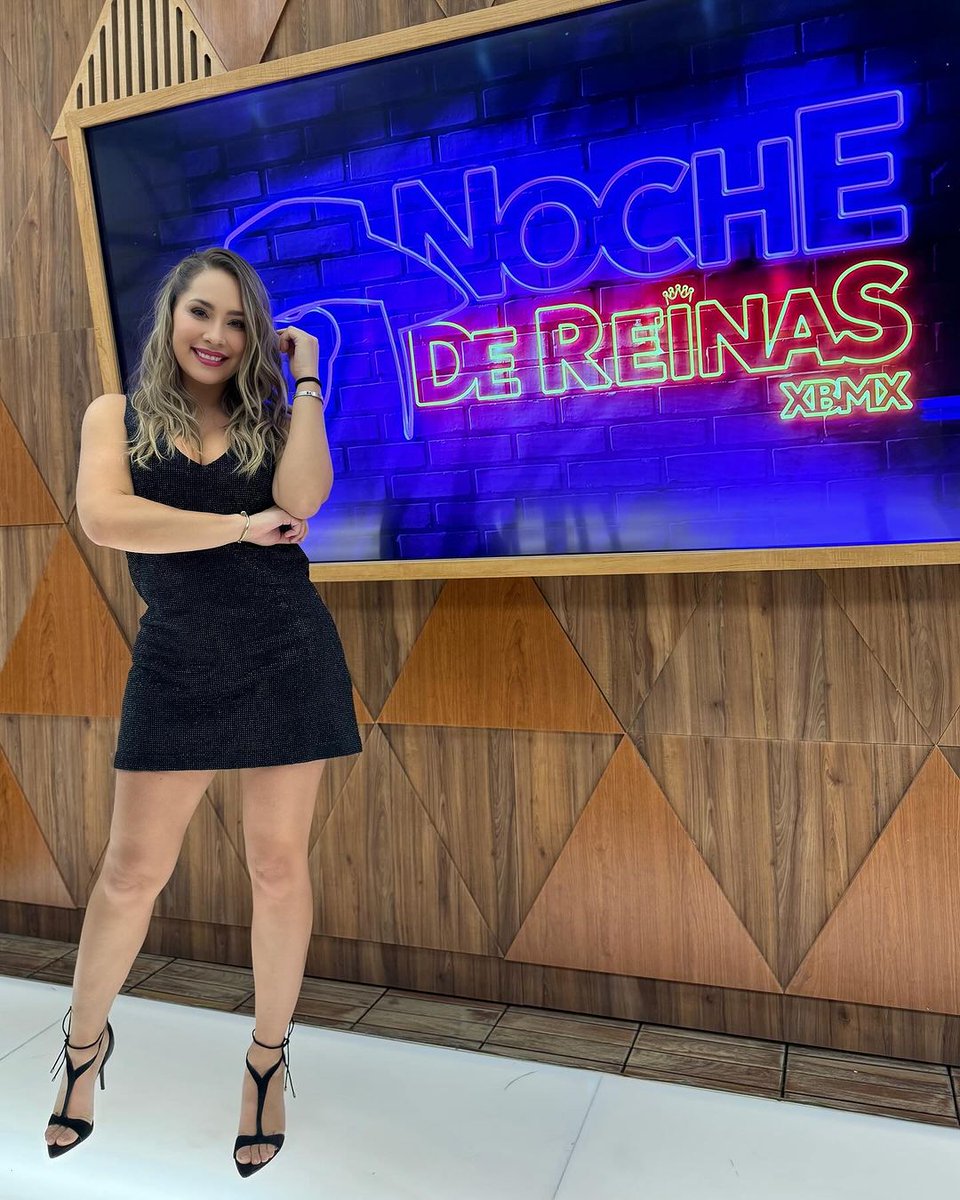 ¡ y llegó el sabadito 😎 y para endulzar esta bella noche les dejo una linda muñequita la sensualisima @GabyCarrilloMX woooooow que buenota salió Gaby en estás selfies y más en minifalda sin duda lo más rico y también es #elbizcochodelfindesemana #prettylegs 🤤🤤🤤 #FelizSabado !