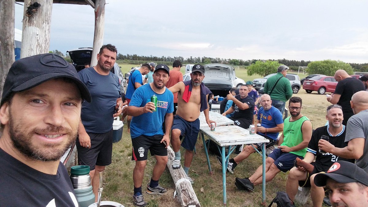Amistoso preparación contra el equipo de Viejas Locas.
Mañana de buen futbol con tercer tiempo incluido.
La próxima semana arrancamos una nueva temporada en la <a href="/LIGA_MVD/">LIGA MVD</a> ,este año competiremos solo en la categoría +40.
Aguante Olimpo Senior 
#ElClubDelBarrio❤️💛💜