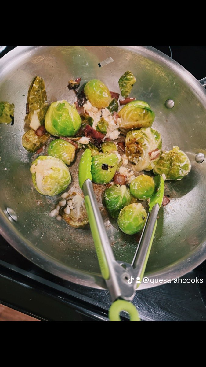 Goat cheese and red wine vinegar. Check out that sizzle…
#brussels #brusselsprouts #lecrueset #saute