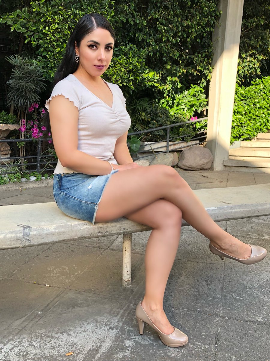 ¡ y llegó el sabadito 😎 y para endulzar esta bella noche les dejo una linda muñequita la sensualisima <a href="/LindaGalvan/">Linda Galvan</a> wow que buenota salió linda en estás selfies y más en minifalda sin duda lo más rico de hoy y también es #elbizcochodelfindesemana #prettylegs 🤤🤤🤤 #FelizSabado !