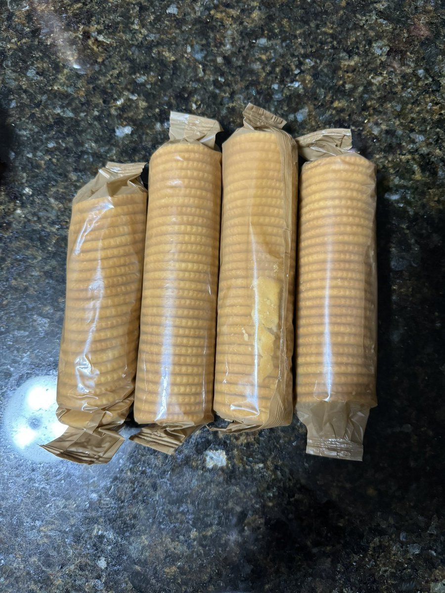ampsmith23's tweet photo. @Ritzcrackers What happened here??? I’m missing a whole bunch of crackers!🤦🏾‍♂️😩 https://t.co/UxUkQh2MJn