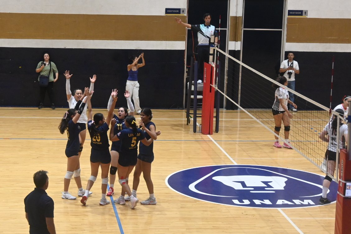 UNAM_MX's tweet image. ¡#UnGOYApara el equipo femenil de voleibol UNAM🏐! La escuadra auriazul 💙💛 se anotó una victoria al enfrentarse a la Universidad Panamericana campus Guadalajara, dentro del Campeonato Nacional de Voleibol #CONADEIP.