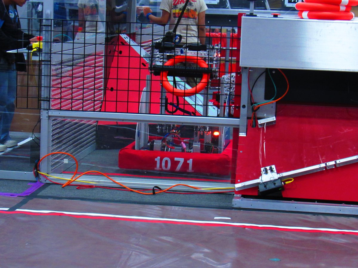 What a great day 1 of the NE District Hartford Event! Team MAX is currently ranked 18th. We'll see everyone tomorrow at Hartford Public High School or streaming at max1071.org/watch. 

#LetsMakeStuff #WeAreNE #tothemax #CRESCENDO #FIRSTINSHOW #OMGrobots