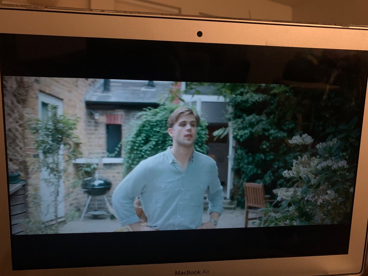 Nice to see Dexter finally found somewhere to put the bbq he got in his divorce. #OneDayNetflix #OneDay