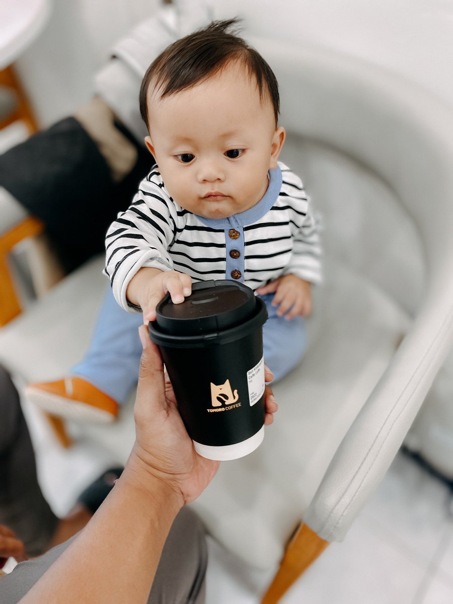 Mengasah skill #motret dengan memotret istri dan anakku. Selamat pagi. ☕️

#ShotoniPhone