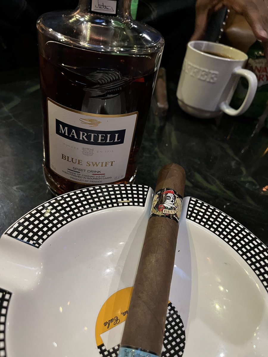 Made_Man_PH's tweet image. It’s that time!! 🥃💨💨  Gotta LOVE a Fat Bottom… 😈 Betty, that is! 🤣 Gordito, too lmao #FatBottomBetty #Martell #BlueSwift #PSSITA