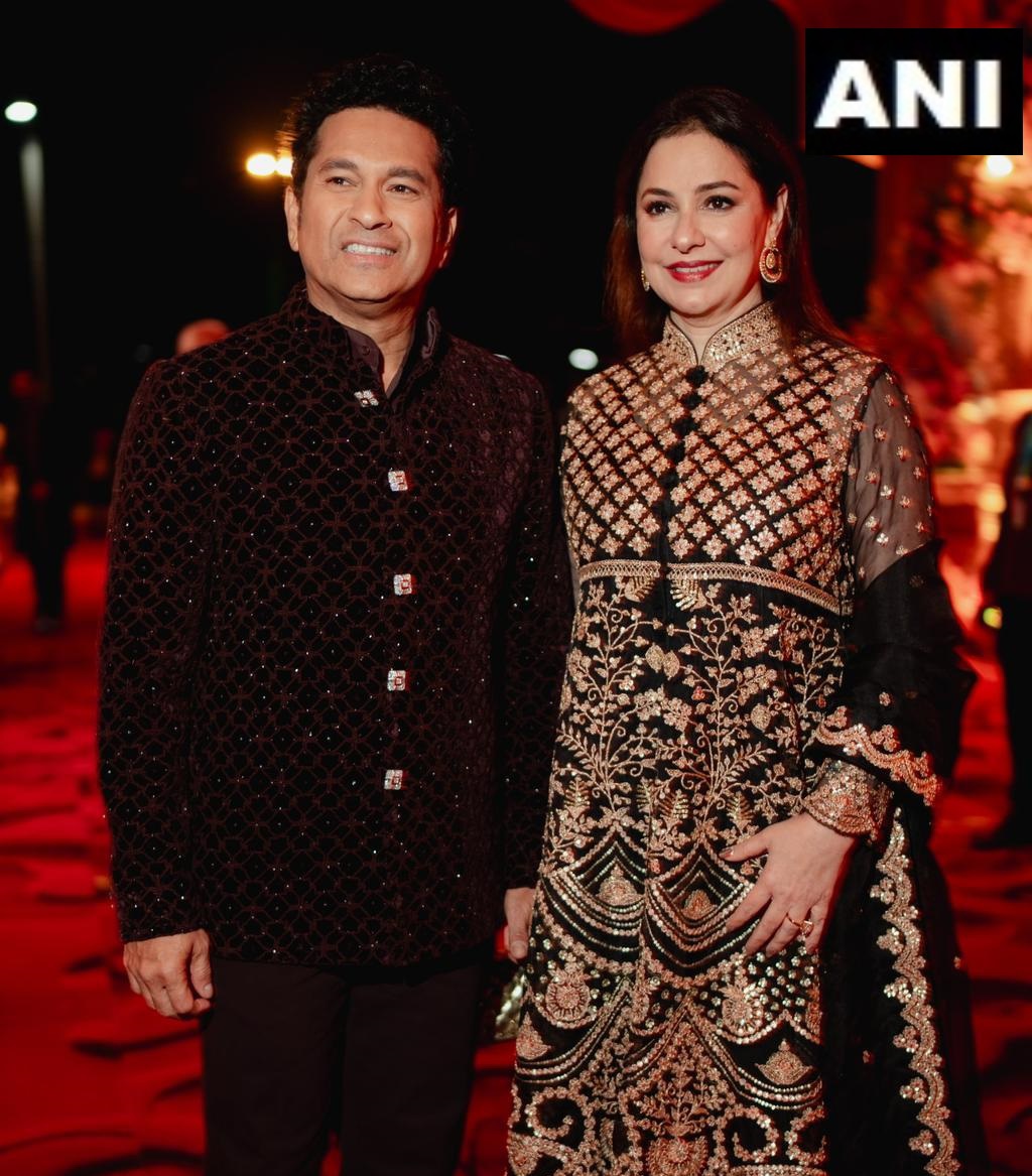 Sachin Tendulkar with his wife Anjali during Ambani pre-wedding. - A lovely  picture! ⭐, image size:1024x1167