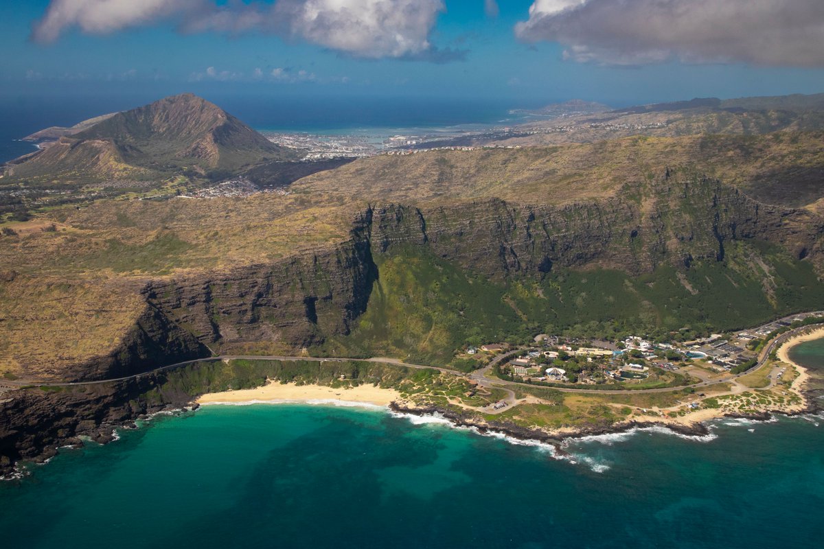Hoping everyone is having as beautiful a weekend as we are! 

#luckywelivehawaii #helicoptertours #hawaii