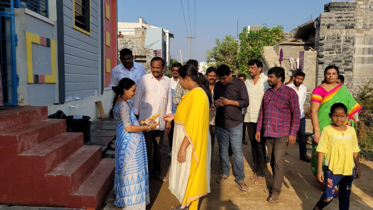 bhuma_akhila's tweet photo. ఈ రోజు ఉదయం ఆళ్లగడ్డ పట్టణంలోని రామాదాస్ వీధి, శోభమ్మ కాలనీ, బోయ వీధి, వడ్డే వీధి లలో తెలుగుదేశం పార్టీ ప్రవేశపెట్టిన బాబు సూపర్ సిక్స్ పధకాలను వివరించి ఇంటింటికి తిరుగుతూ కరపత్రం పంపిణీ చేసిన సందర్బంగా.....
#BabuSuper6
#BhavishyathukuGuarantee
#TDPWillBeBack
#CBNwillbeback https://t.co/n70PP8IlXQ