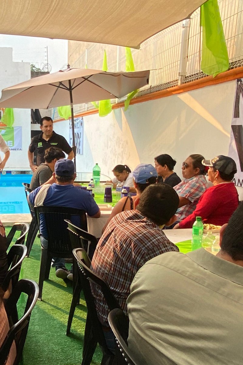 Hoy con mucho gusto me reuní con amigos líderes transportistas y ex delegados de la colonia Gaviotas Sur. Después de escuchar sus demandas coincidimos que Tabasco debe seguir un rumbo fijo a la cuarta transformación. 

#MiguelVélez
#ElFuturoDela4TEsVerde
#PVEM