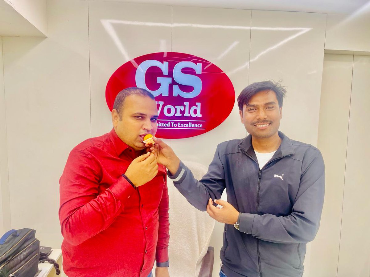gsworldias's tweet image. SDM Devendra Kumar (UPPCS 2023 के सफल अभ्यर्थी) GS World के निदेशक श्री नीरज सिंह सर् के साथ अपनी सफलता की खुशी बांटते हुए .......

#nirajsingh #devendrakumar #gsworld #sdm #topper #uppcs2023 #selected