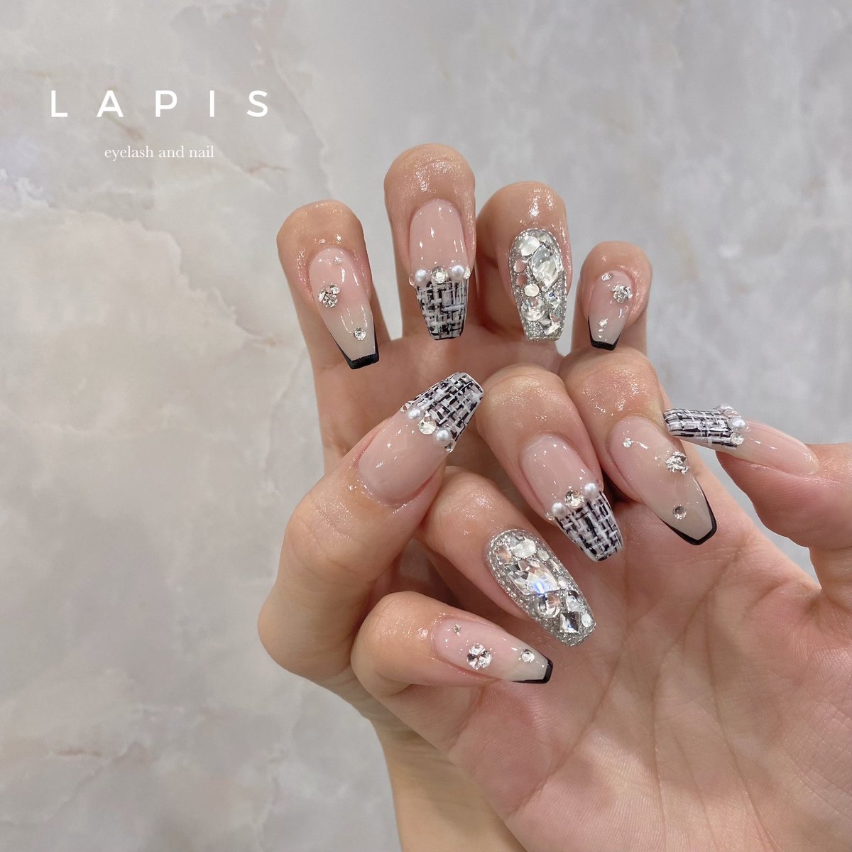 lapis_chihiro's tweet photo. 冬のツイードネイル可愛い🤍🖤

#ネイル #ネイルデザイン #ツイードネイル #埋めつくしネイル https://t.co/wQ1C1o6hYv