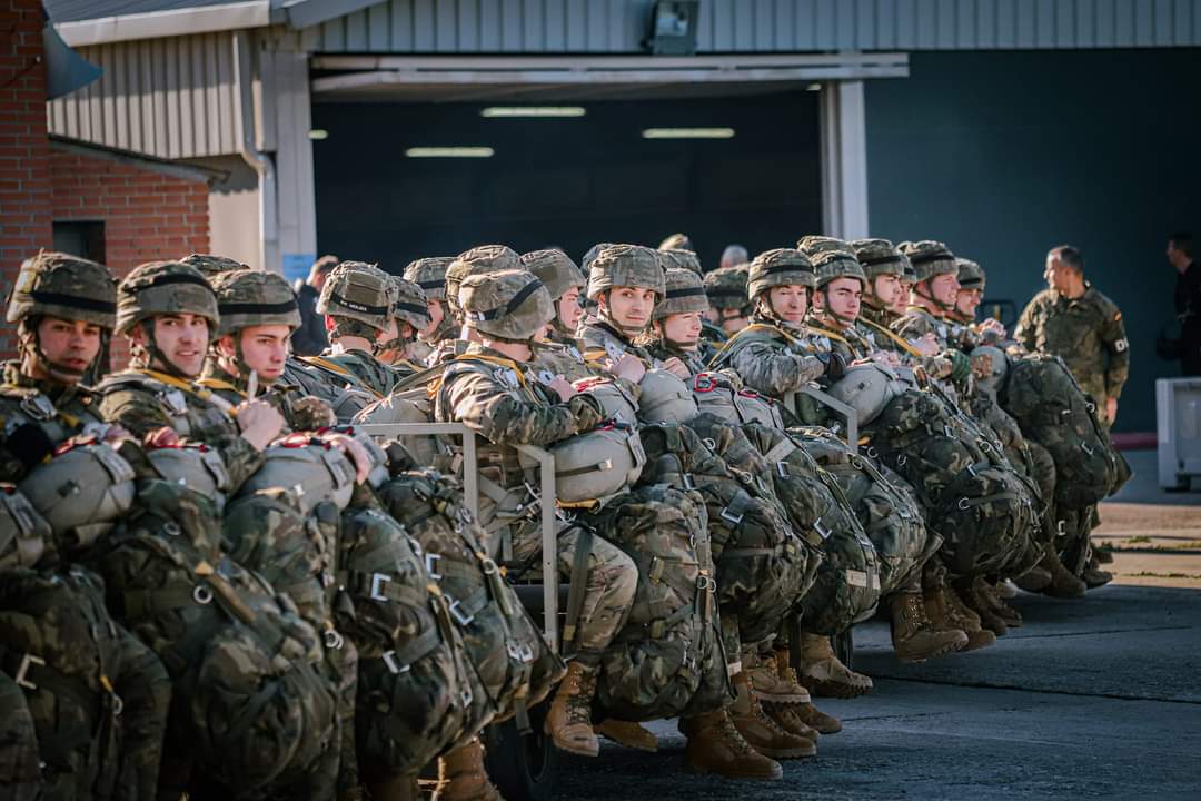 FUTER_ET's tweet image. La participación de la #BRIPAC en los planes de instrucción #PLIC del @EjercitoAire contribuye significativamente a mejorar los procedimientos #Paracaidistas en  operaciones de Respuesta Inmediata y Entrada Inicial.

@EjercitoTierra