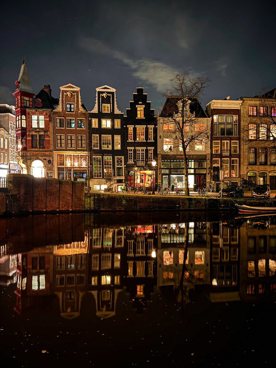 Evening walks in Amsterdam! ✨📸 More pics 👉🏻 @arden_nl #Amsterdam #nightphotography