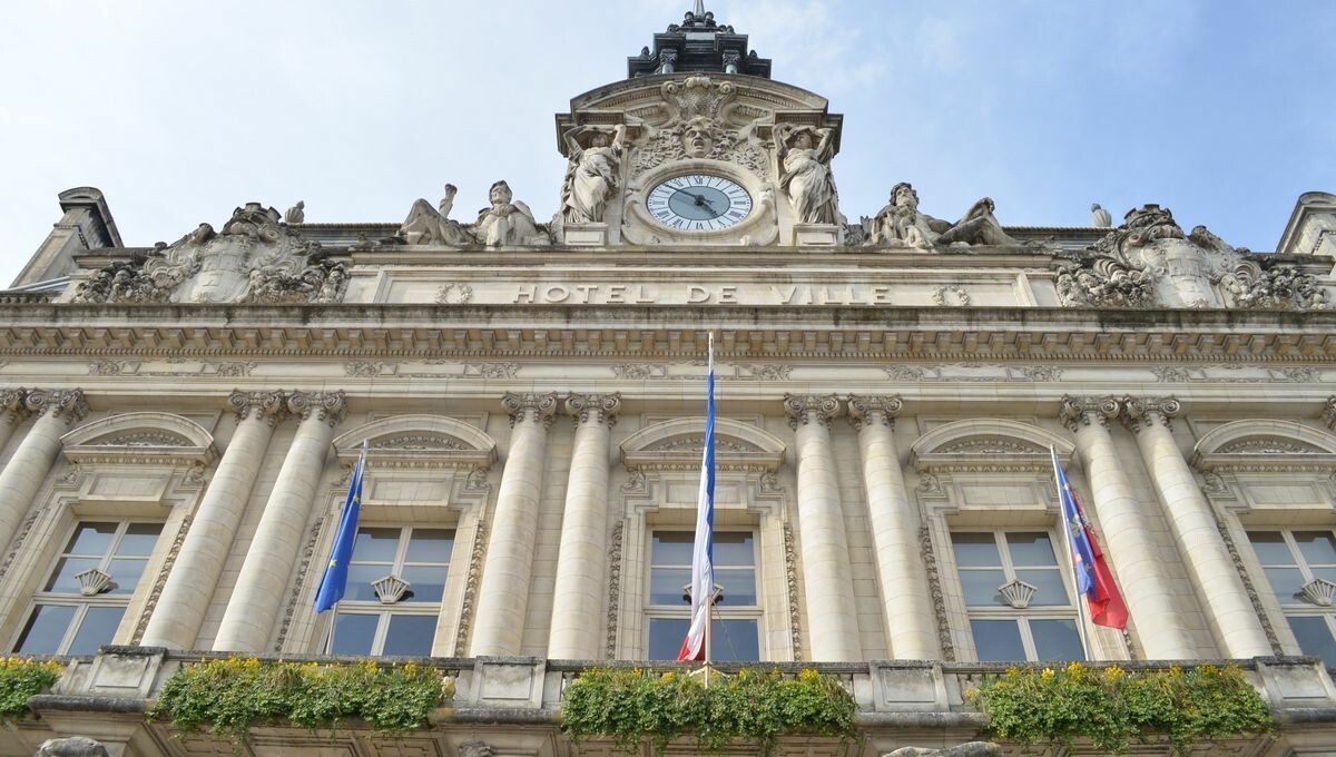 icitouraine's tweet photo. La ville de Tours recherche encore près de 250 personnes pour tenir les bureaux de vote le 9 juin
➡️ https://t.co/RoJ5gdR7AS https://t.co/EkVlY8MBwZ