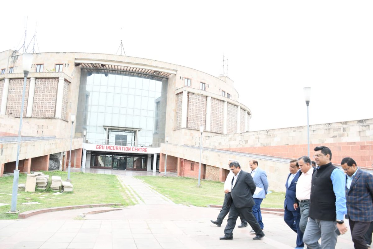 Manojkmr_singh's tweet image. संबंधित विभागीय अधिकारियों के साथ गौतमबुद्ध विश्वविद्यालय, ग्रेटर नोएडा  में स्थापित होने वाले प्रस्तावित एआई सेंटर के संबंध में बैठक कर वार्ता की।

इस दौरान एआई केंद्रों के स्थापना हेतु विश्वविद्यालय के विभिन्न ब्लाकों का निरीक्षण कर शीघ्र कार्यान्वयन के लिए आवश्यक दिशा निर्देश…