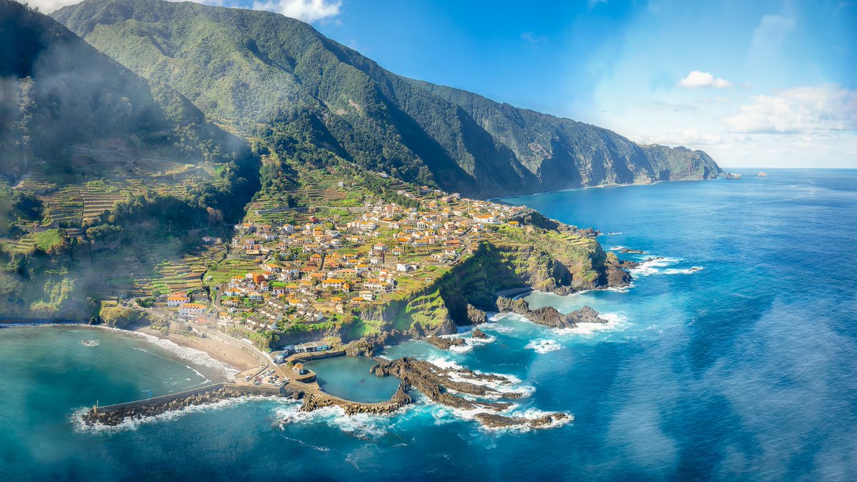 Abril y Mayo fechas ideales para visitar <a href="/madeiraturist/">Madeira Turismo</a> nos lo cuenta Sara Marote ejecutiva de  la Asociacion para la Promoción de Madeira desde la <a href="/BolsaTurismoLx/">BTL</a> en Lisboa <a href="/visitportugal/">Visit Portugal</a>  con @DAvidF_Aguera <a href="/Paralelo20/">Paralelo20</a>  desplazado en la misma Feria