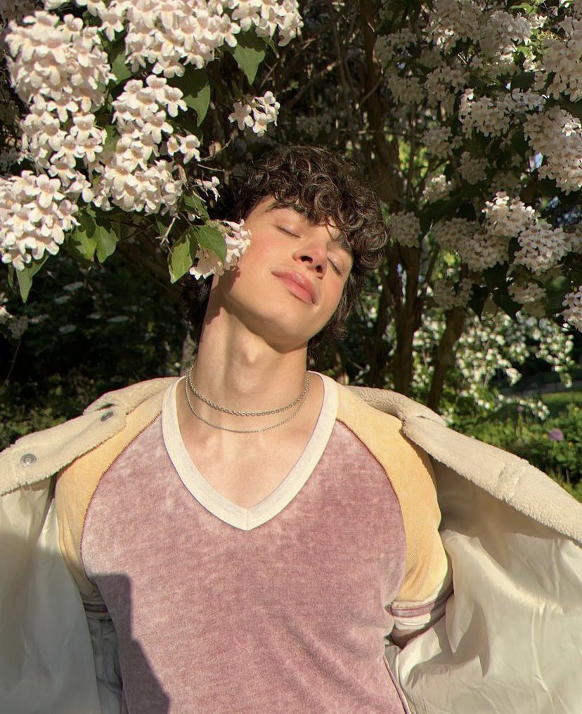 beauversailles's tweet image. 《 𝐀𝐧𝐭𝗼𝐢𝐧𝐞 𝐃𝐞 𝐍𝗼𝐢𝐫 》

♔ 𝖯𝗋𝗂𝗇𝖼𝖾 𝗈𝖿 𝖥𝗋𝖺𝗇𝖼𝖾 ♔

- Original Character/OC
- Multiship/MS and or/Singleship/SS
- French &amp;amp; English for both writer &amp;amp; muse
- OC &amp;amp; Crossovers welcome
- RP 21+ (MDNI!)

Reposts &amp;amp; Likes are greatly appreciated! ♡