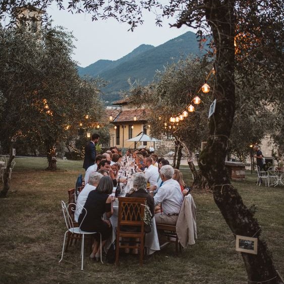 Mutlu bir aile hayatının oluşturduğu yeni şartlar beni, hayatın anlamını araştırmaktan tamamen alıkoyuyordu
(...)
Mükemmelleşme çabası yerini elden geldiği kadar kendimin ve ailemin rahat etmesi çabasına bırakmıştı.

-Tolstoy