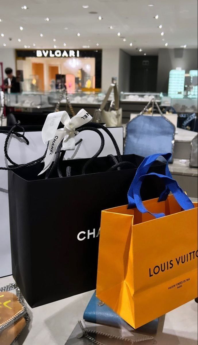 This ⬝weekend, ⳿I ⬝finally have ﾞtime ⳿to ﾞgo ᱸshopping, ⳿sisters🥰